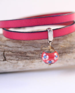 bracelet-cuir-leather-glassbead-jewellery-fushia